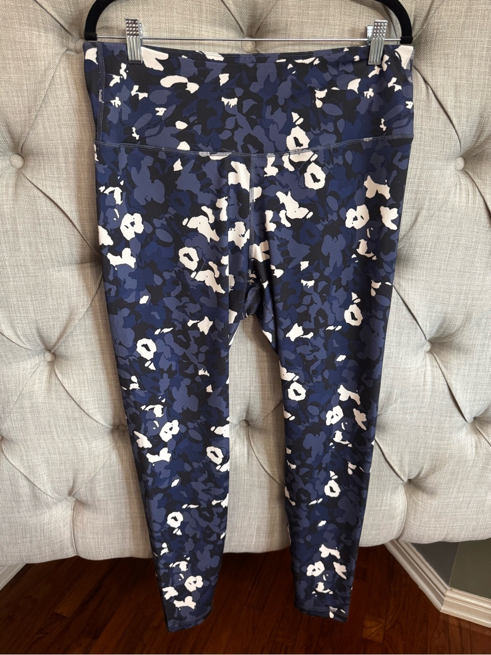 Old Navy Navy & White Floral Camo Leggings